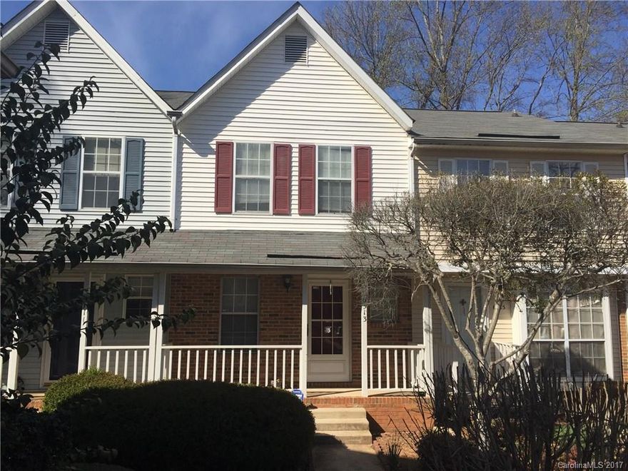 This awesome townhouse features an open floor plan downstairs as well as two large bedrooms with their in-suite bathrooms!! Stone fireplace in great room, vaulted ceilings!! Well kept in convenient Windsor Grove!