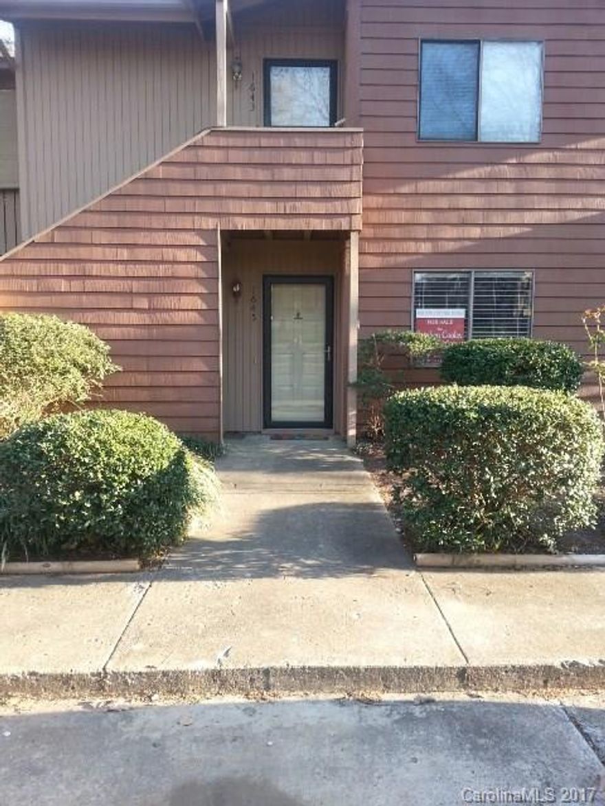 Cute as can be!  This end unit condo on one level offers newer appliances and carpet.  Tile flooring in kitchen and bath.  2 bedrooms and 1 bath, large great room.  Enclosed patio offers great privacy.  This condo is conveniently located to I-77, shopping and restaurants!