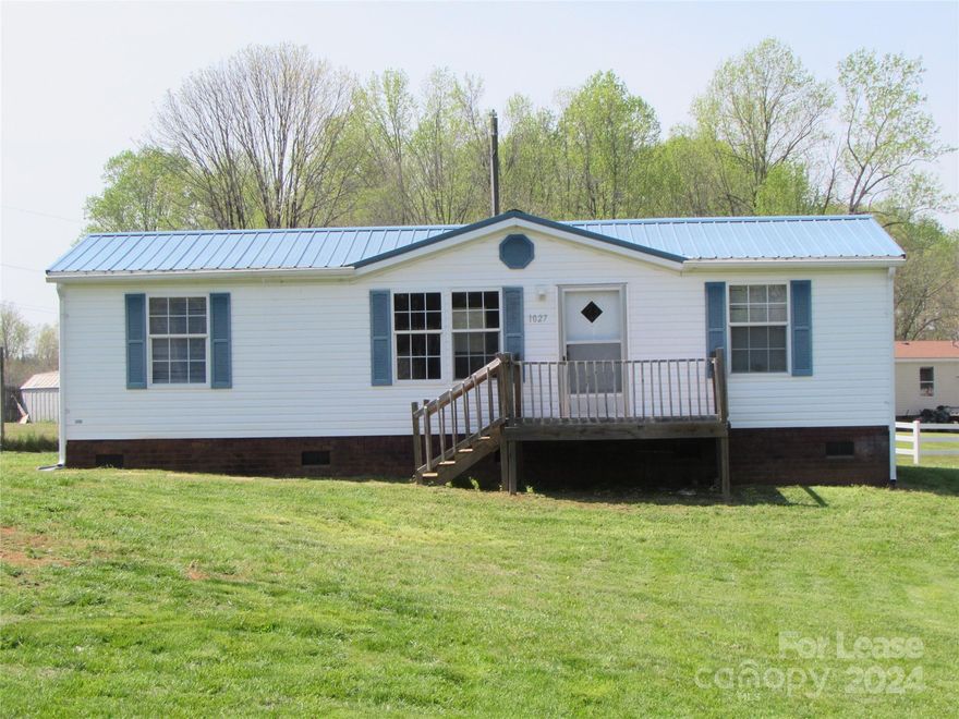 Cute move in ready 3-bedroom 2 bath manufactured home on a large cul-de-sac lot (approx. .46 acres) Homes features large back deck, front deck, split floor plan, outbuilding for storage, neutral interior paint, newer carpet, laminate flooring in all main living areas. 
Mandatory Resident Benefits Package is an additional $25/mo and offers many great benefits (air filter delivery service, 24/7 maintenance, maintenance reimbursement for unintended charges/lock outs, credit building, rewards program, utility connection concierge, and more!)