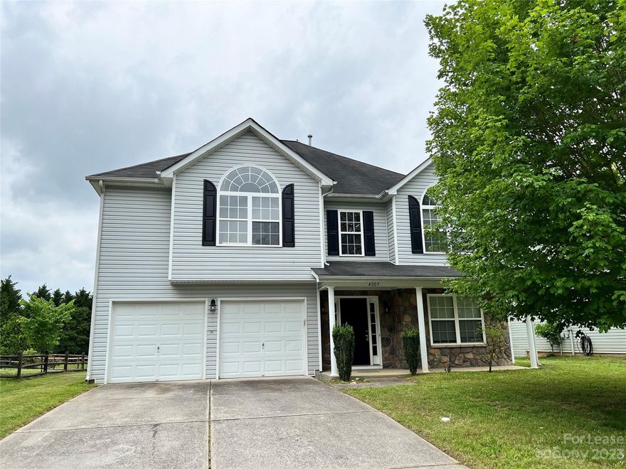 Convenient location in Indian Land, open floor plan, brand new kitchen appliances, large bedrooms upstairs. Move-in ready.