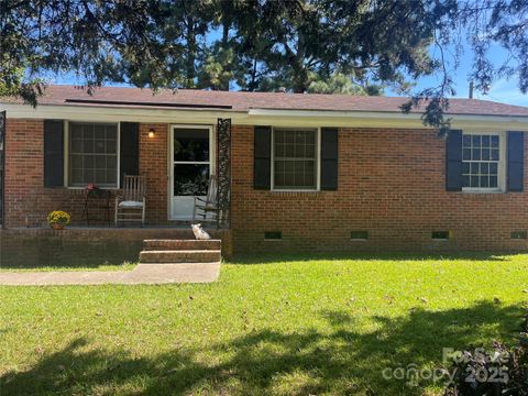 Photo of 512 Market Road, Laurinburg, NC 28352 (MLS # 4309722)