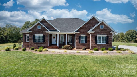 Photo of 66 Hawks Ridge, Hickory, NC 28601 (MLS # 4431161)
