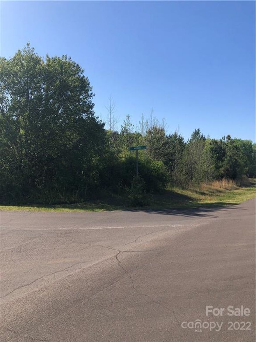 Price adjustment.  This very nice 1.21 corner lot would be A great opportunity to build in this small Kings Mountain neighborhood. Great location just minutes away from the Catawba 2 Kings Casino. Easy commute to Gastonia and Charlotte.
