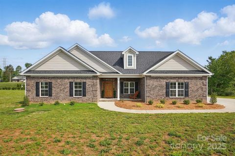 Photo of 3013 Isle Lane, Monroe, NC 28110 (MLS # 4307338)