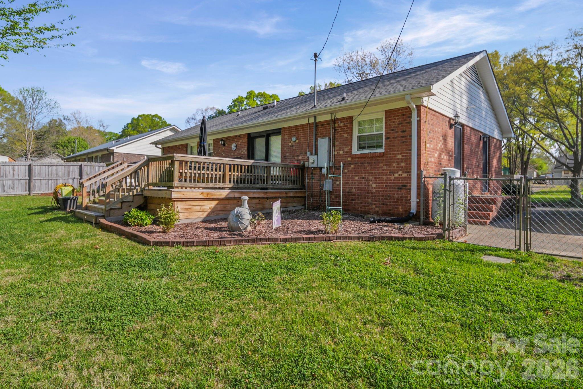 5715 Hillcrest Circle