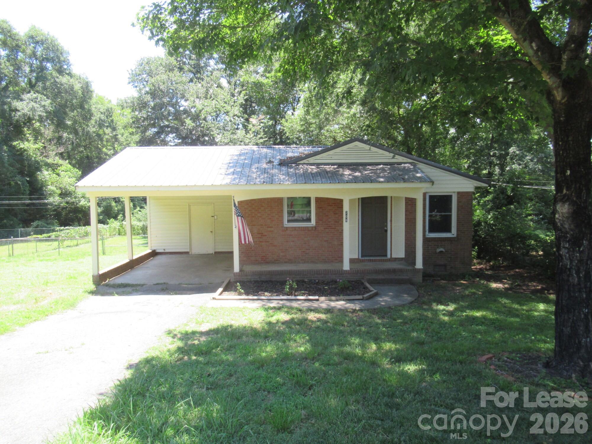 Photo 1 of 19 — 208 Crescent Court, Lincolnton, NC 28092