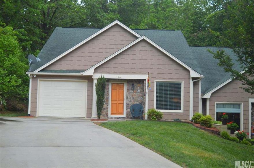 Cozy, one level townhouse on a cul-de-sac in Viewmont! This cozy townhouse offers hardwoods, a fireplace, good sized kitchen w/ eat in breakfast area with a large window overlooking the beautiful yard! Enjoy your morning coffee while viewing and listening to the song birds! The large living room offers a gas log FP and plenty of wall space to fit your furniture.  The two large bedrooms each offer a full bathroom and walk-in closets! The floor plan is spacious, open and certainly feels warm and inviting! The large screen room is perfect for entertaining! There is a laundry and a pantry as well. The single car garage offers a good space for your vehicle and a bicycle or two! This home is tucked away at the very back of Cedar Grove which gives added privacy and usually very little traffic. If you are looking for a home in the highly sought area of Viewmont and would like low maintenance with plenty of convenience you'll want to view this beautiful townhouse! 180 39th Ave Ct. NW. Hickory!