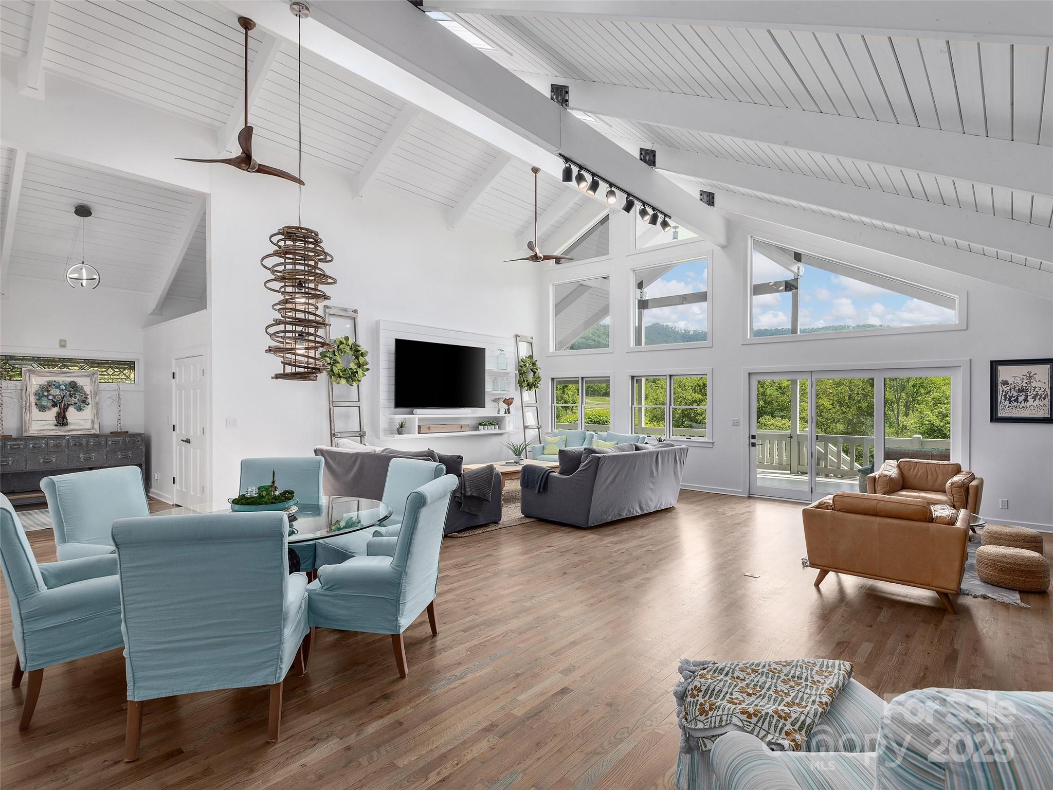 6 Lakeway Circle