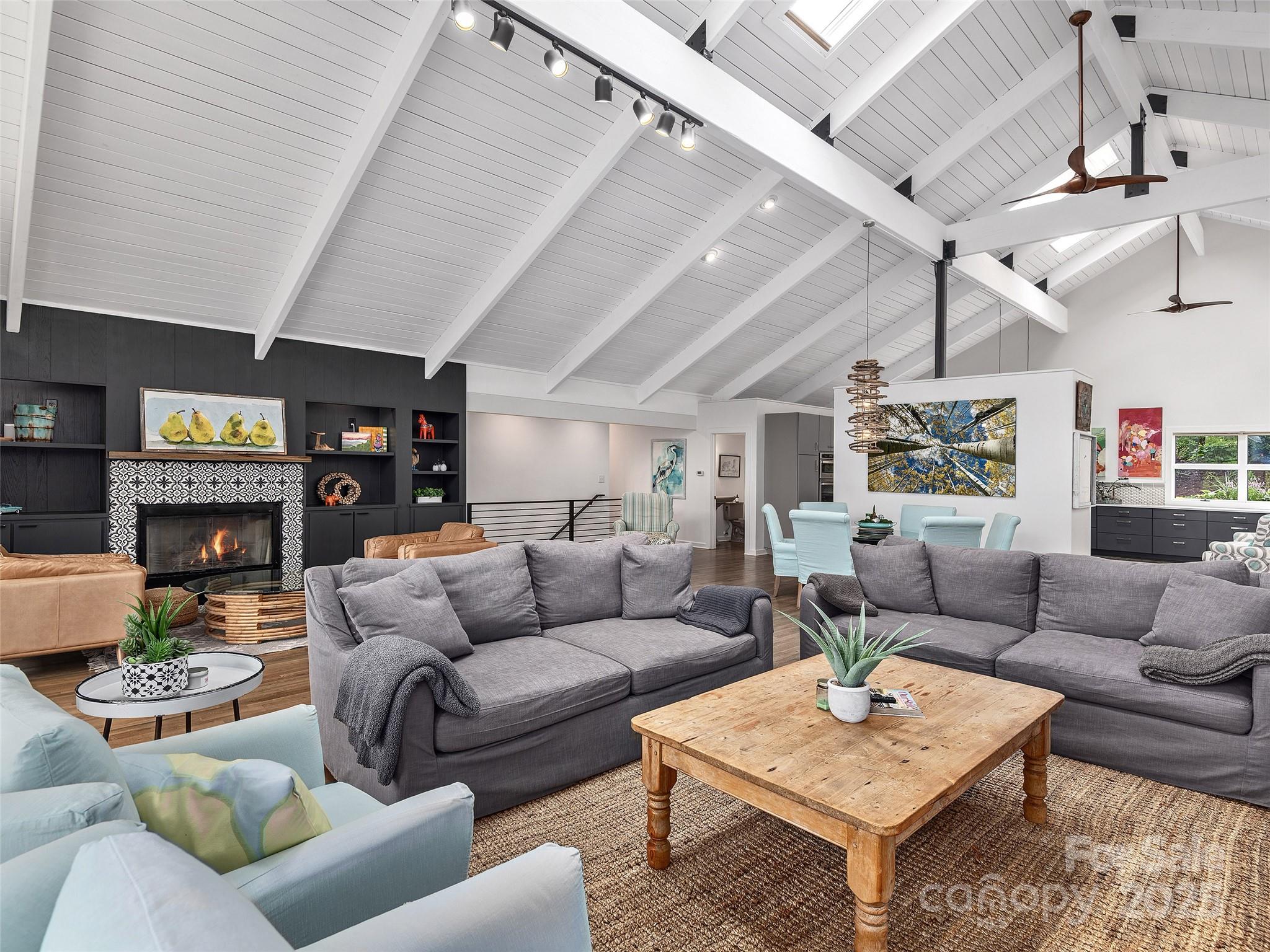 6 Lakeway Circle