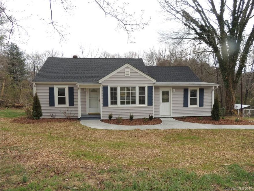 CUTE TOTALLY UPDATED AND READY FOR NEW OWNERS! BLOCKS  FROM GROCERY SHOPPING, DRUG STORES AND RESTURANTS.
NEW ROOF, FLOORS, PAINT, CABINETS  AND ALL APPLIANCES . THE LAUNDRY ROOM IS LARGE ENOUGH FOR OFFICE OR FLEX SPACE. 6 YEAR OLD HVAC. SUPER SPOT FOR FIRST TIME BUYER OR RETIREMENT. DO NOT MISS THIS GREAT PACKAGE.