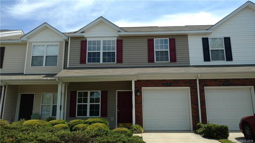 Freshly painted interior and HOA takes care of exterior! Gas fireplace in den, nice living room makes lots of space for entertaining. Huge master bedroom with walk-in closet. Master bath features garden tub.  Seller is providing warranty.