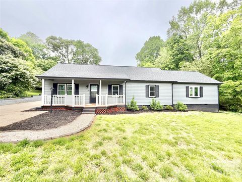 Photo of 1586 Kenlane Drive, Hickory, NC 28601 (MLS # 4377575)