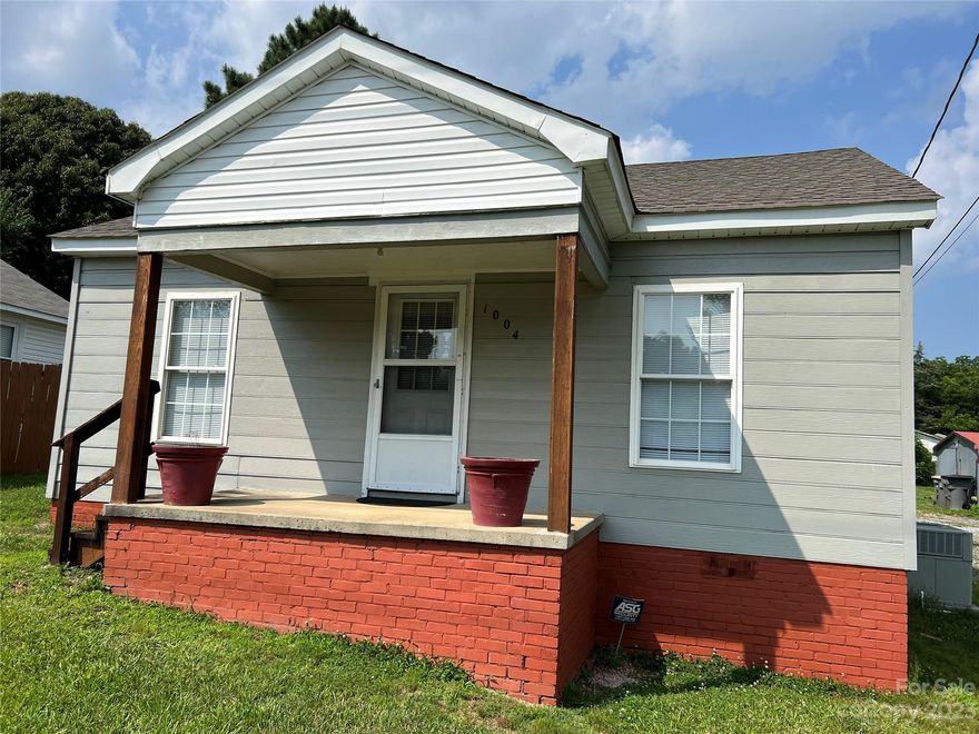 !!! Nice and clean 1 bedroom home with walk-in closet !!!  Laundry room + Full bath with tub / Spacious Living Room / Front & back storm doors / Eat-in Kitchen with back door to SWEET covered country back porch / Front porch / Better Hurry !!!  Supra on back door.