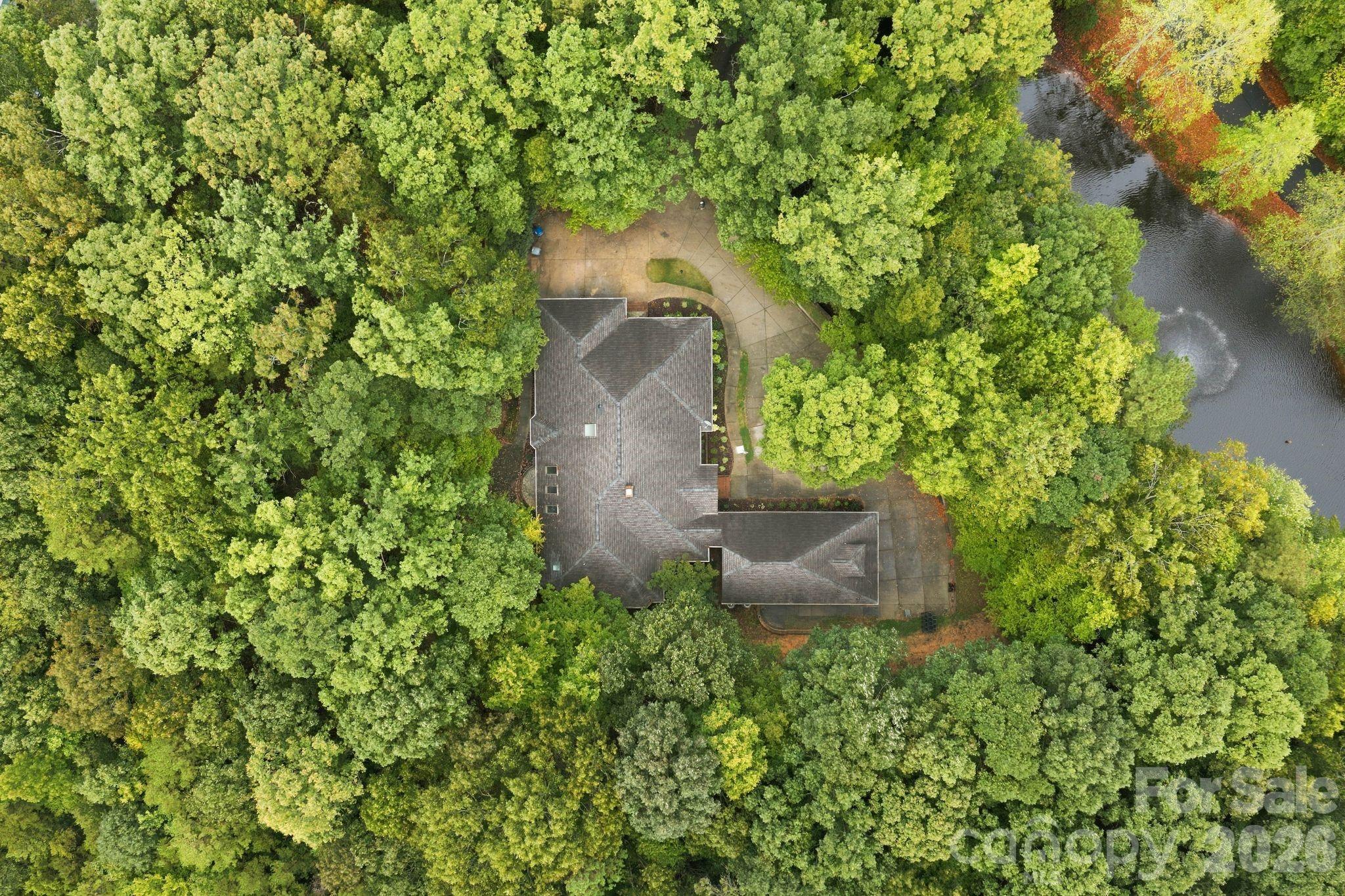 935 Woods Loop