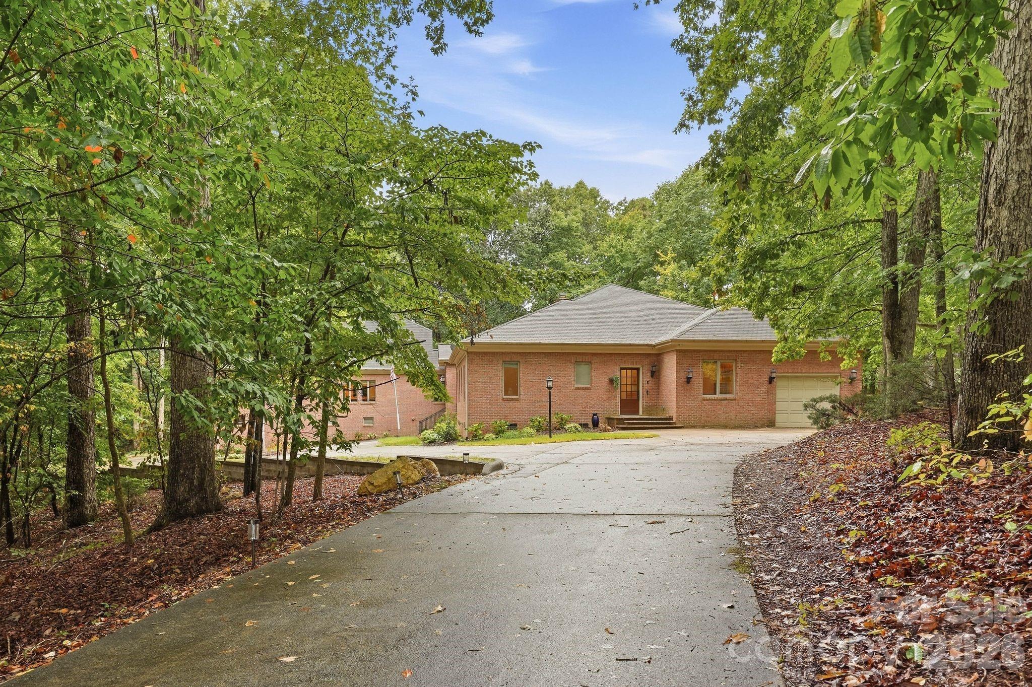 935 Woods Loop
