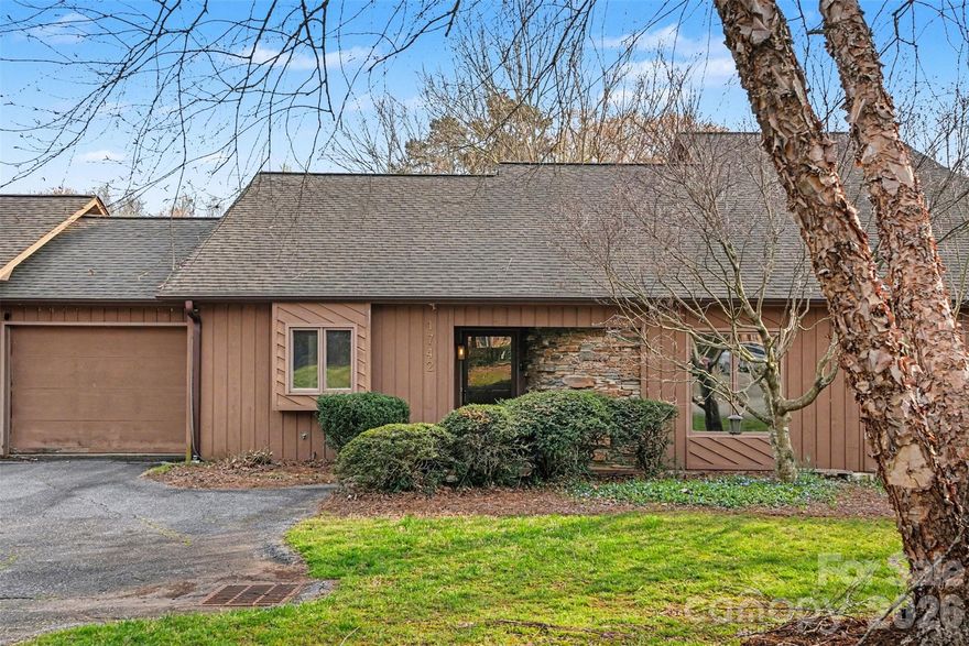 Please come see this charming townhome located in Hickory. This 2 bed 2 bath home will not last long and has newer hardwood floors and the kitchen has been updated. Enjoy your coffee on the screened in patio on those nice early mornings. Hickory is a very nice and popular area close to dining and shops, you will not want to miss it! Home is vacant so please schedule your showings today!