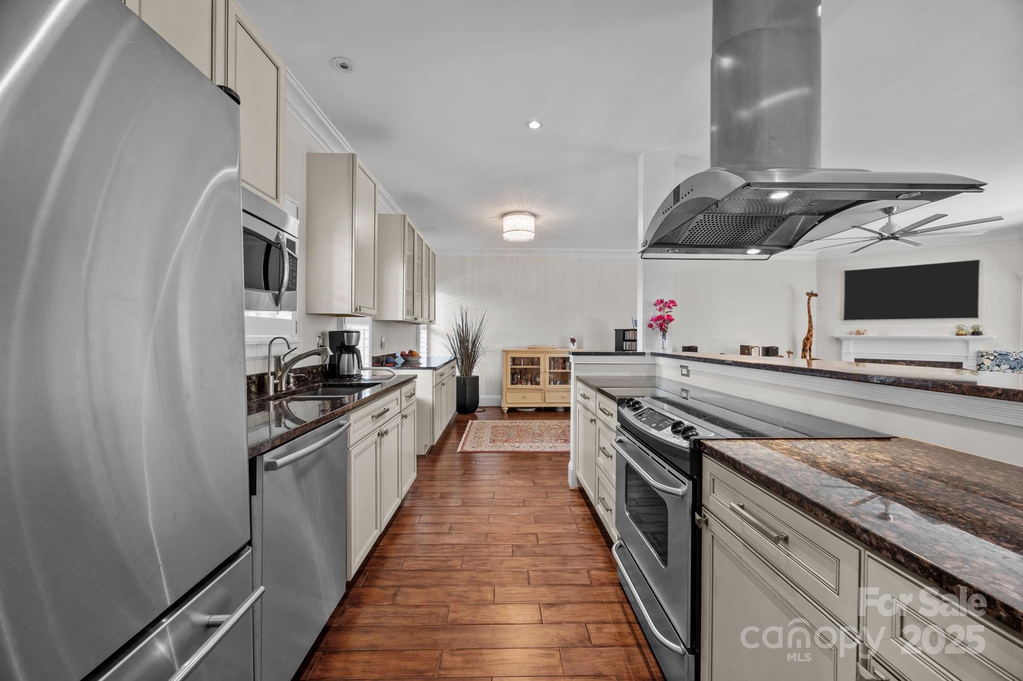 224 N Poplar Street 9