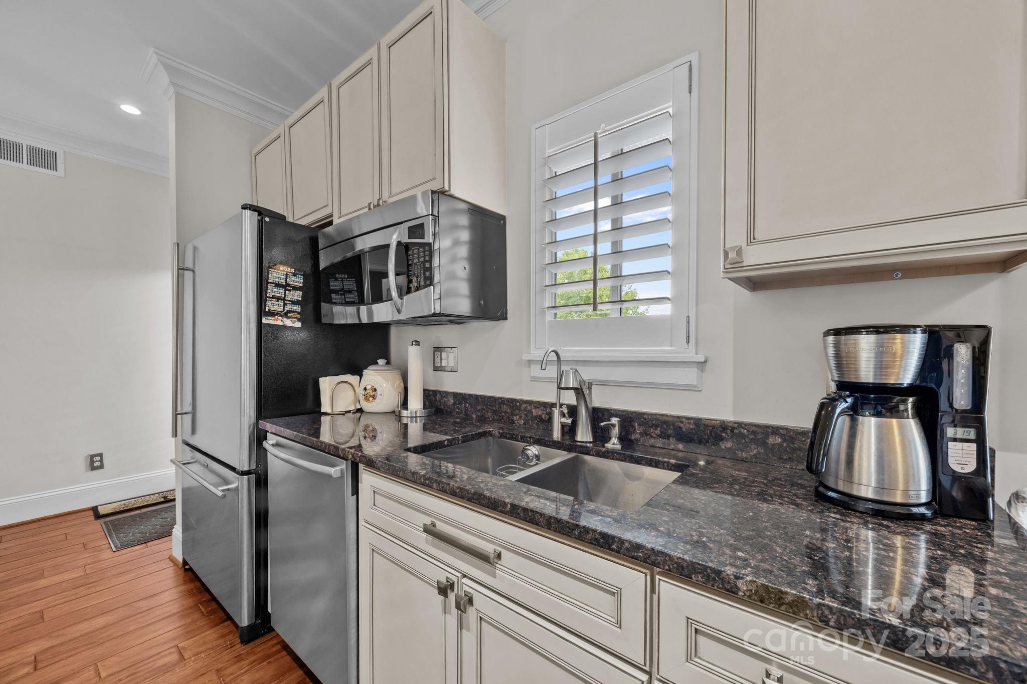 224 N Poplar Street 9