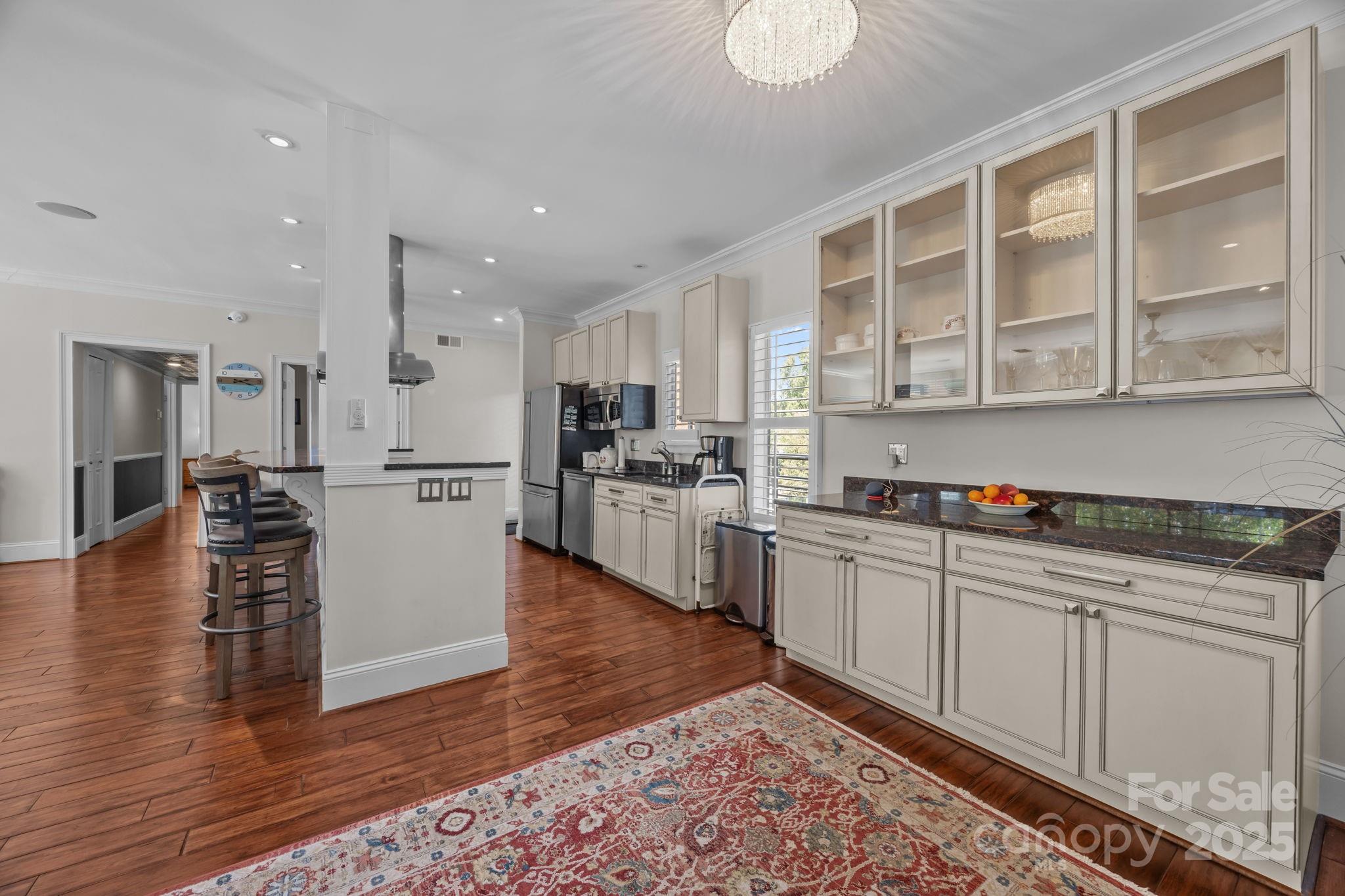 224 N Poplar Street 9
