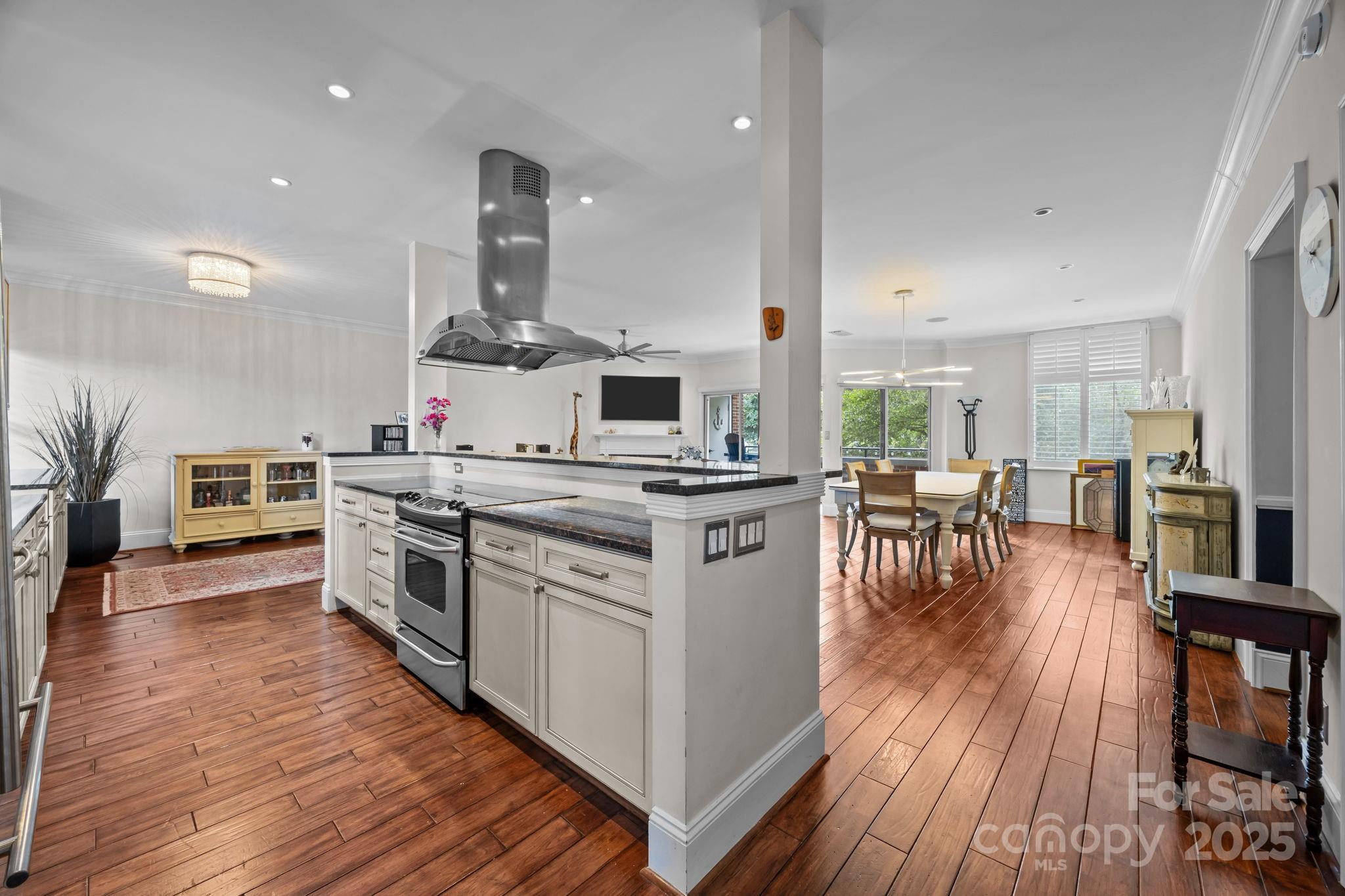224 N Poplar Street 9
