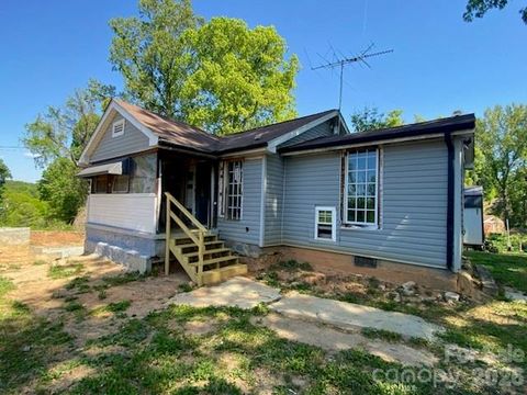 Photo of 2112 Harpertown Circle, Lenoir, NC 28645 (MLS # 4372302)