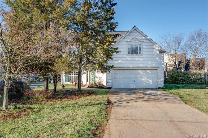 Well maintained corner lot  home in highly desirable Yorkshire Southwest Charlotte community! Minutes from shopping, dining and interstates.
Open floorplan w/formal dining area. Gas fireplace adorns great room! TONS OF NATURAL LIGHT!
Spacious kitchen/breakfast area! HUGE pantry!  Full appliance package included!  3 bdrms, 2.5 baths WITH BONUS ROOM! Newer roof (2010) Water heater(2014) Disposal (2012) Home recently pressure washed!! 
Carpets cleaned (2/2016) 
Great community amenities!
