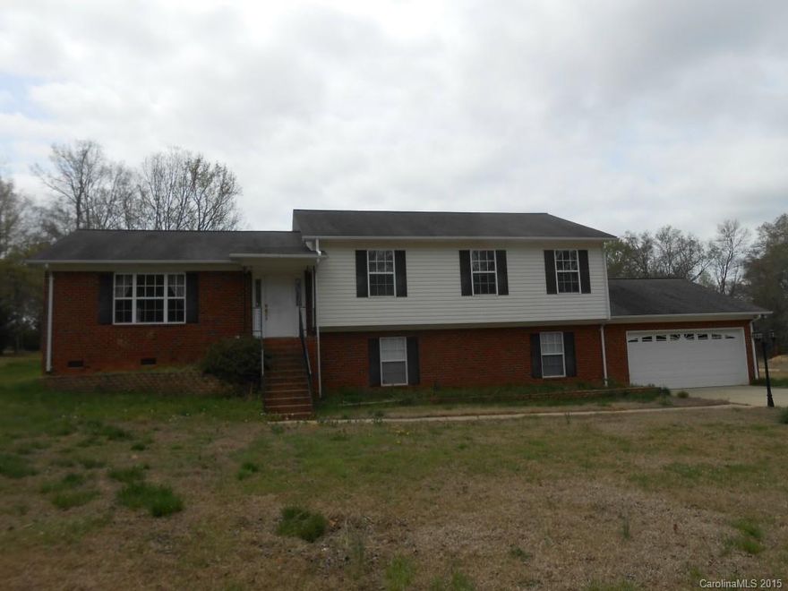 Great large home, with enough room for the whole family. Has fml LR, DR & kitchen on main level. Upstairs has large MBR, bath w/separate tub & shower, walk-in closet, w/additional 2BR's & bath upstairs. Bottom level has lg den w/gas logs.  Entrance from 2 car garage.