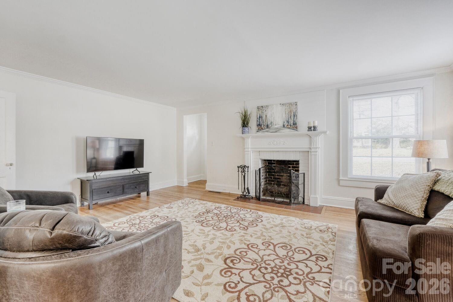 639 E Iredell Avenue