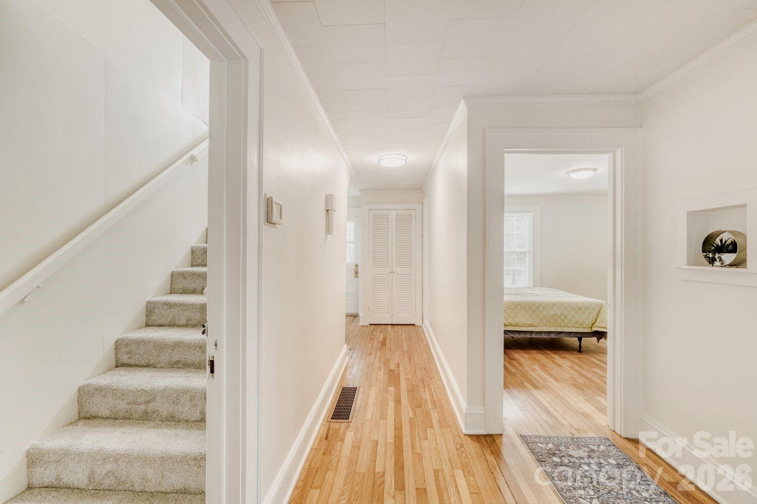 639 E Iredell Avenue