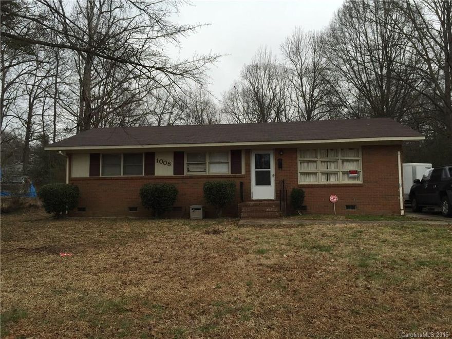 BRING ALL OFFERS! Great investment property with a long term tenant in place for 12 months. Home currently rents for $900 per month. Only showing to investors, with an acceptable offer.  
Other homes in the portfolio available, see 4418 Valeview Lane; 4128 Welling, and 3727 Fieldcrest Road. Showings available with acceptable offer