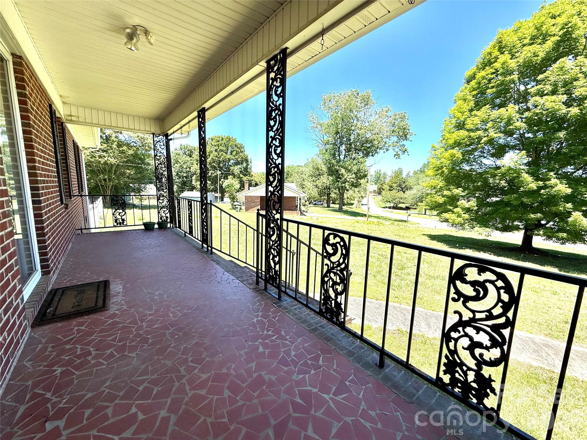 1106 Laurel Woods Drive