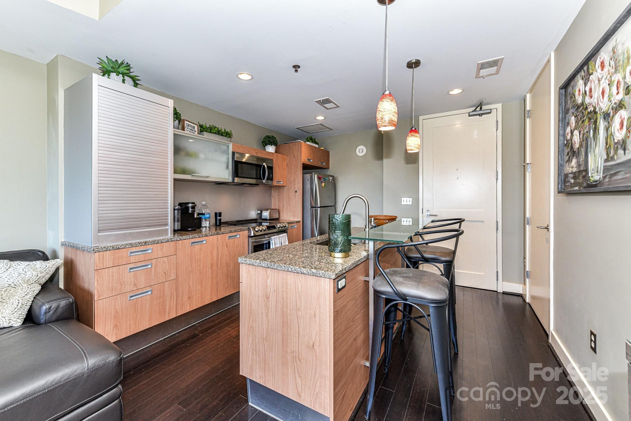 1133 Metropolitan Avenue 613