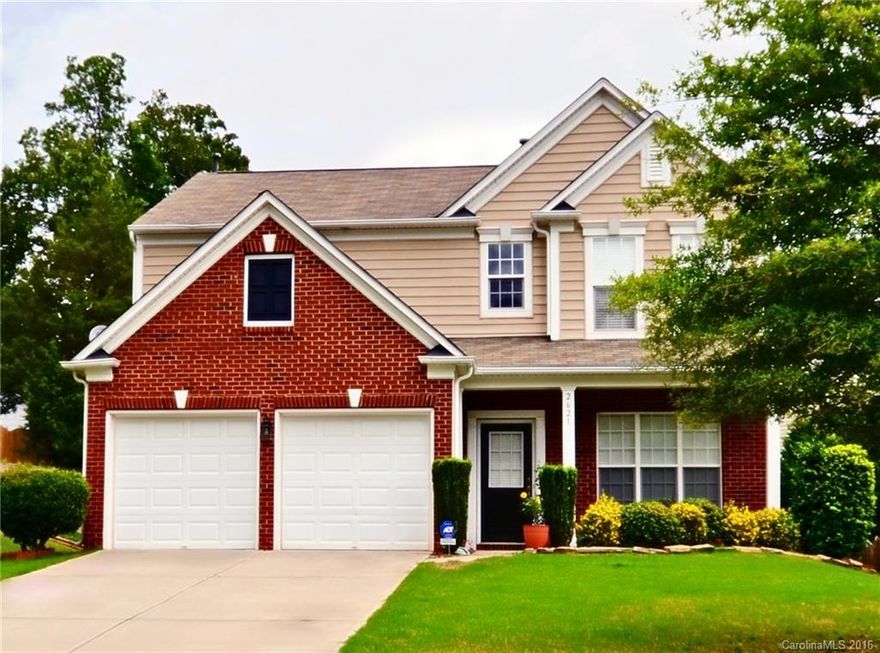 Amazing Wynchase Home! 4 bedrooms & 2.5 baths. Elegant 2 Story Foyer takes you into this Beautiful Home. Hardwood floors in Entry Hall, Formal Dinning, Half Bath, Kitchen & Breakfast. Family Room w/Cozy Fireplace, Opens to Gourmet Kitchen w/Upgraded Cabinets, Corium Counter Tops, Black Appliances & Breakfast area w/sliding glass door to patio & Huge backyard. Master Suite w/Cathedral ceilings & Master bath w/double vanities, garden tub, separate shower & spacious walk-in closet. Won't Last Long!