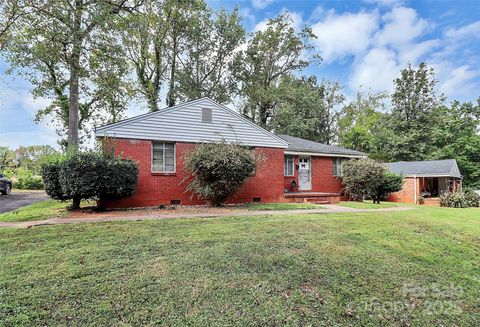 Photo of 1916 Manteo Court, Charlotte, NC 28208 (MLS # 4310830)