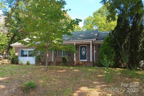 Photo of 132 Haynes Street, Hendersonville, NC 28791 (MLS # 4307430)