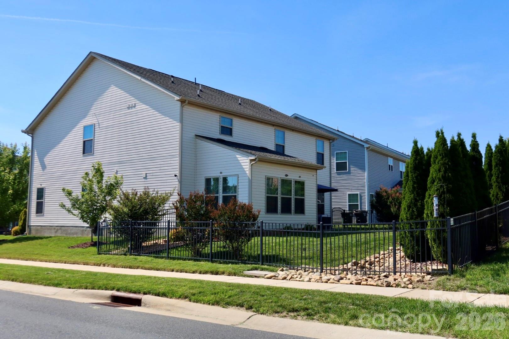 1677 Scarbrough Circle SW
