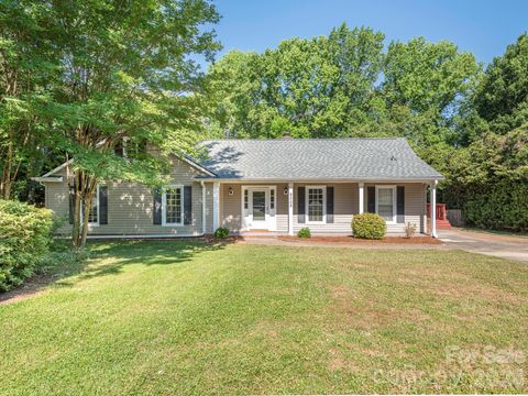 Photo of 8208 Bluesage Circle, Charlotte, NC 28270 (MLS # 4384990)