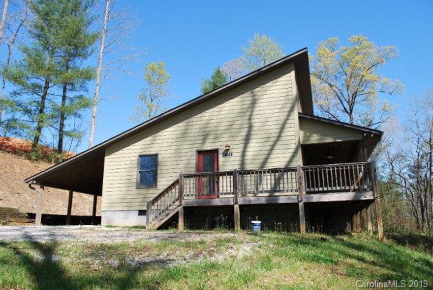 Marion area-2 bedroom, 2 bath contemporary home near Marion, YMCA, hospital, & I-40.  This contemporary home has an open floor plan, kitchen w-island-granite countertops-oak cabinets, hardwood and ceramic floors, nice covered porch, carport and large stand up attic space for extra storage.