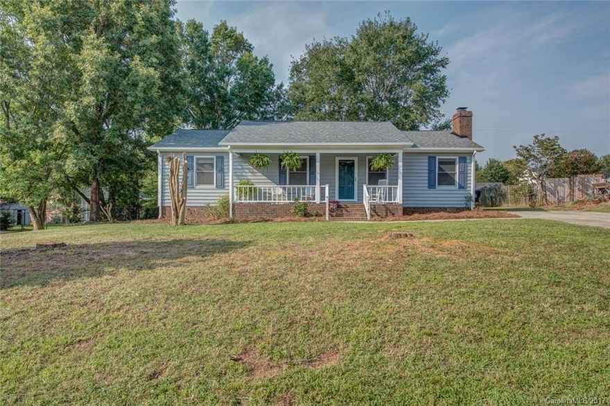 Cute house with recent updates. Vaulted ceiling, fire place, laminate floors, built-ins. laundry room. covered porch, spacious bedrooms.
large lot. New Roof July 2017