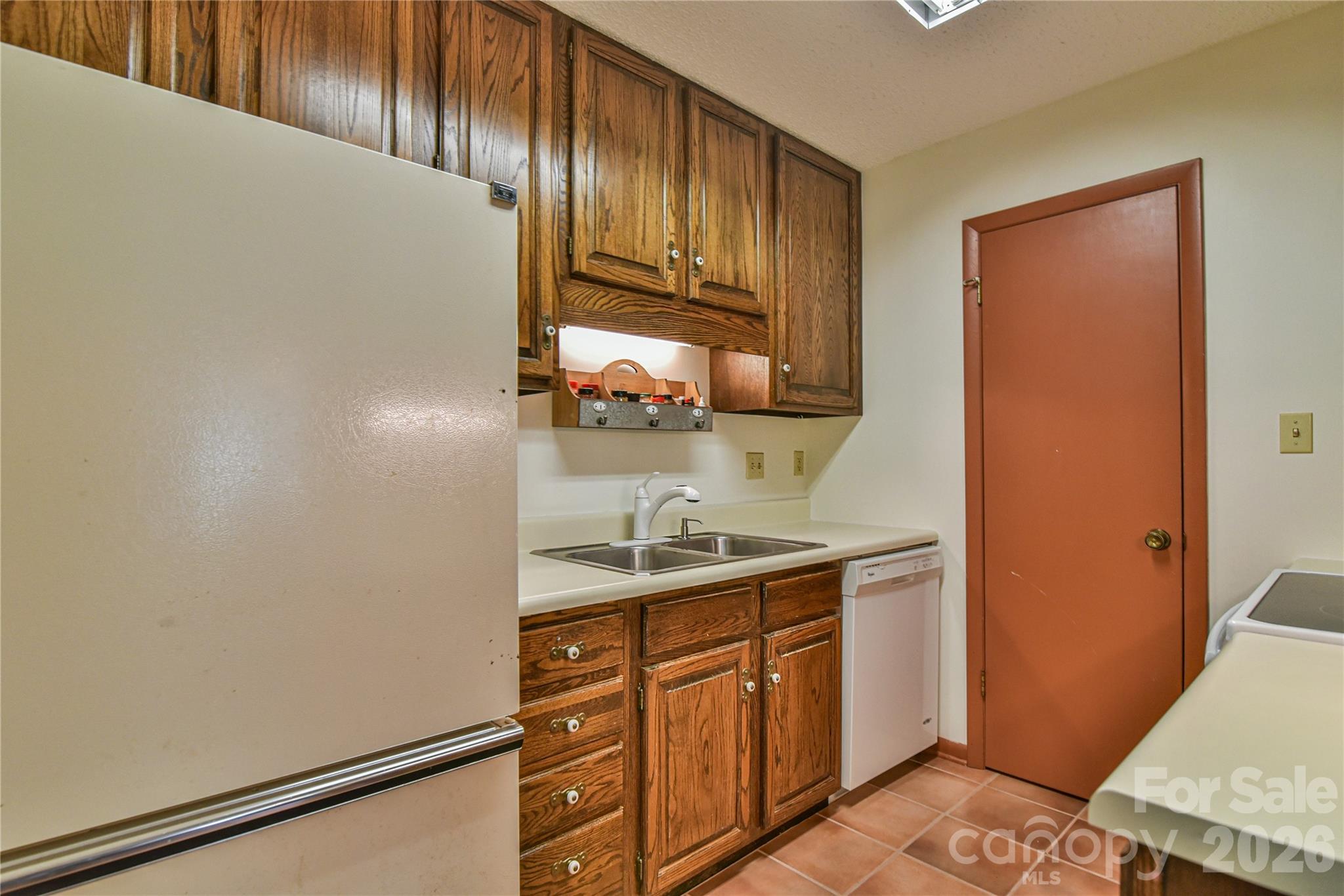 The Lynx Condominium - Residential