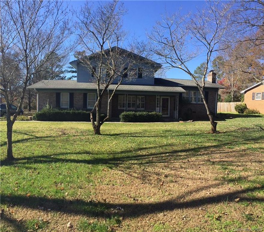 Older 3BR/2.5ba tri-level that needs a facelift, has great bones, was owned by a little old lady who loved & cared for it.  We are offering a turn-key solution.  Finance the updates or if you are handy and want to take on a project, this will be a great one for you!  Hardwoods under carpet, plantation shutters, 18x18 enclosed porch/SunRm, large flat lot, fencing, storage & wired workshop, near Belleview Elementary.  Buyer/Agent to verify all pertinent info necessary in the decision process