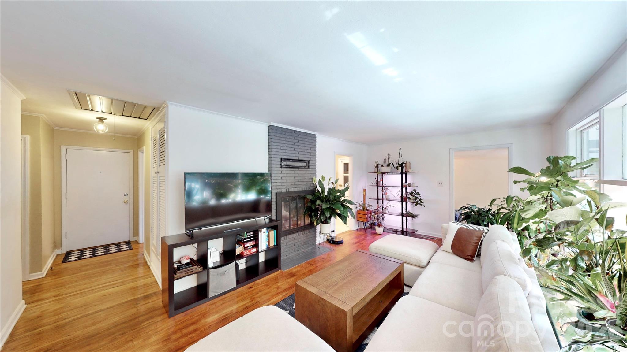 1136 E Woodlawn Road