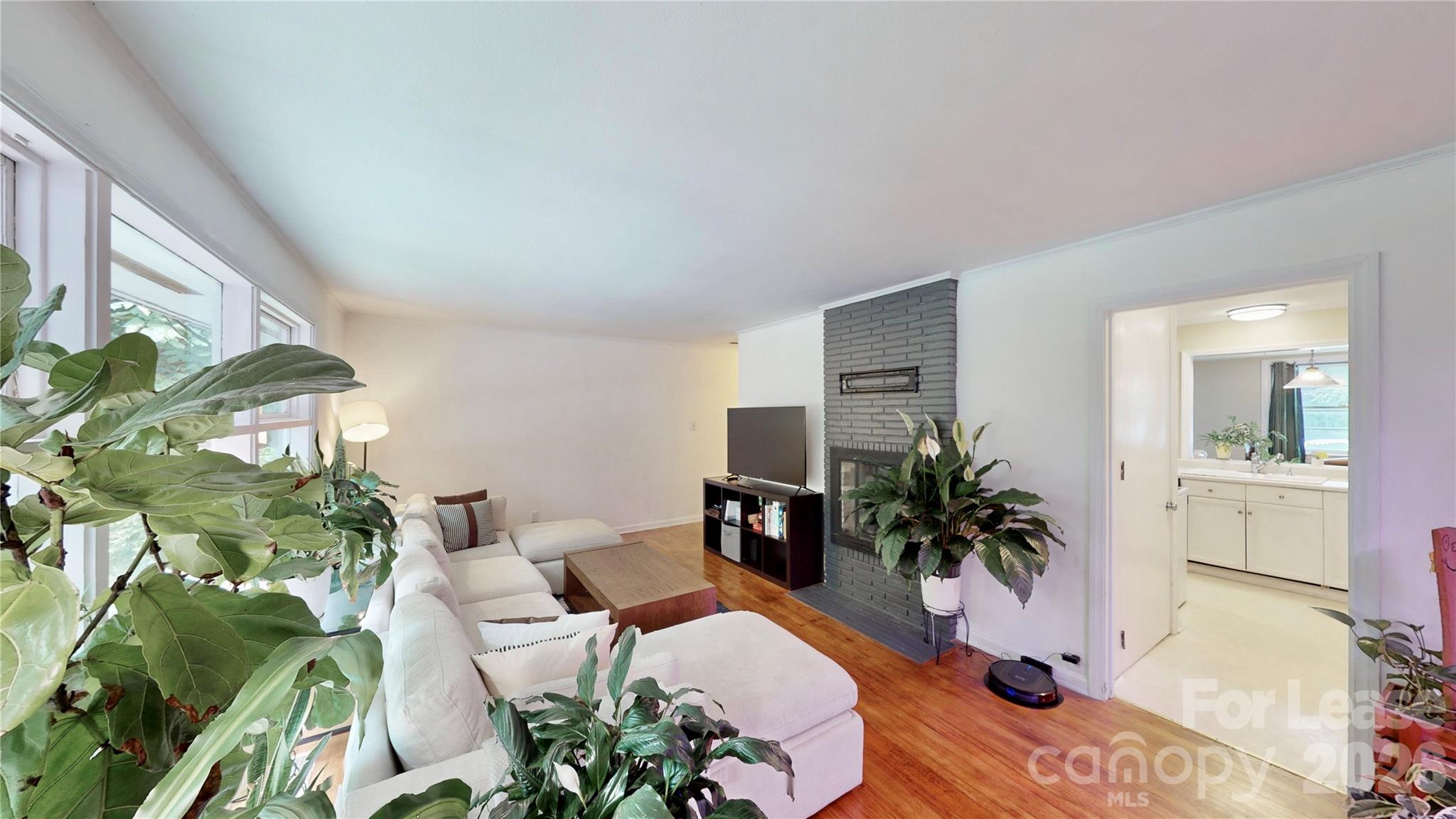 1136 E Woodlawn Road