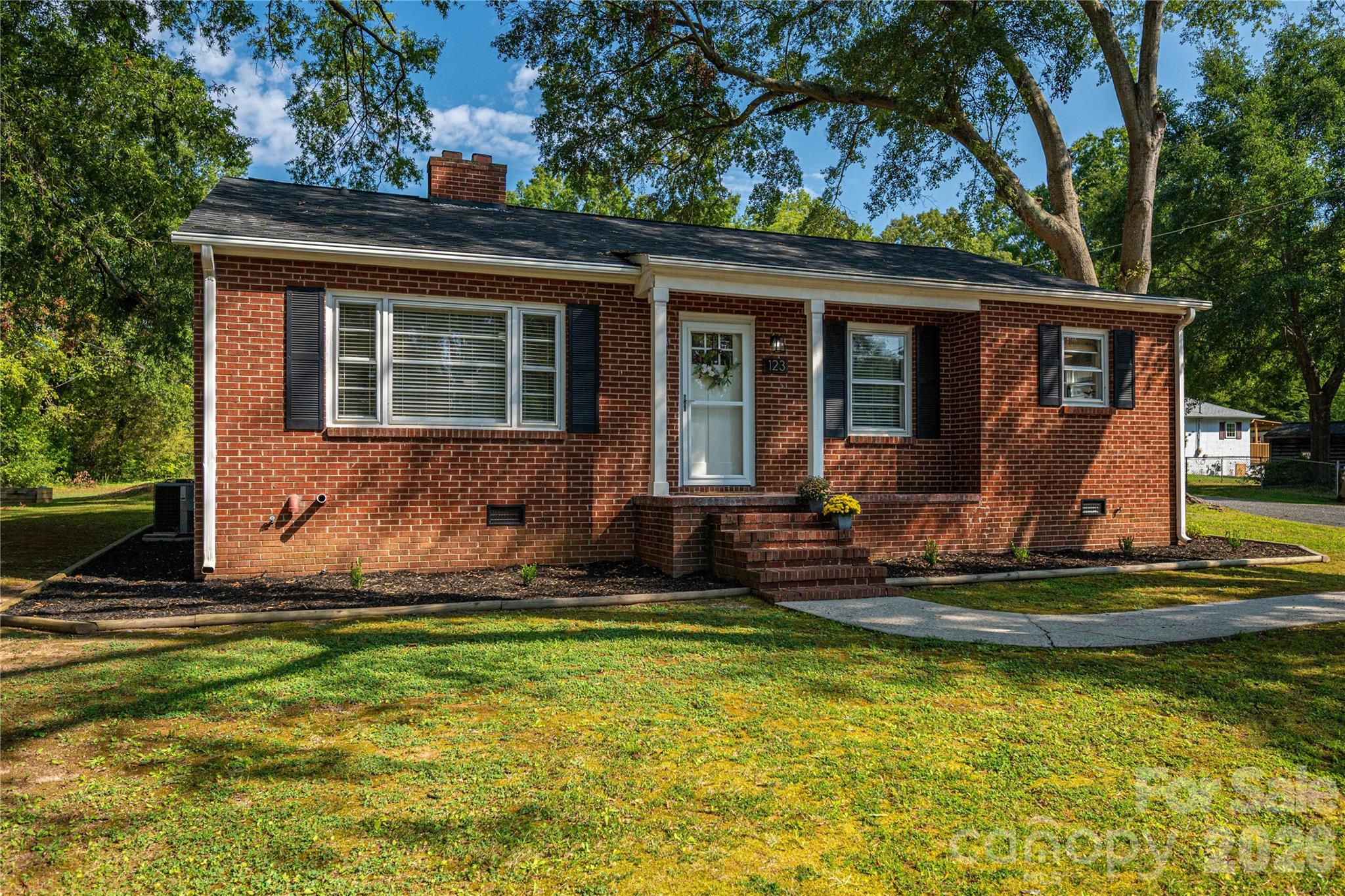 123 E Dixon Street