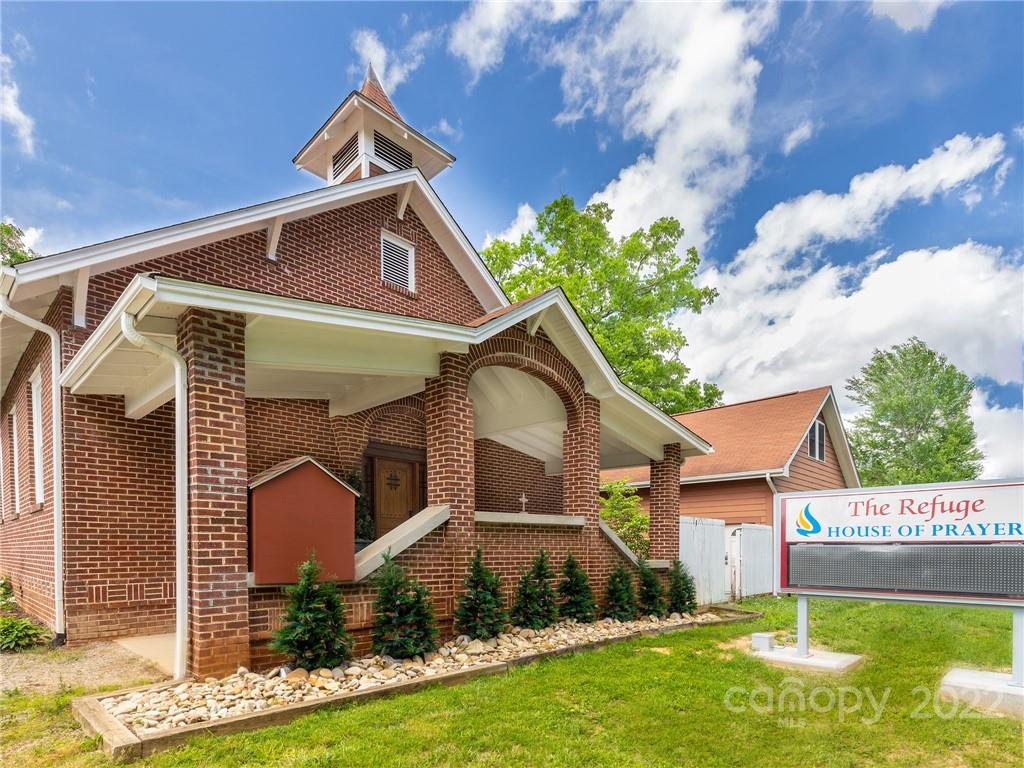 Main image without alt text