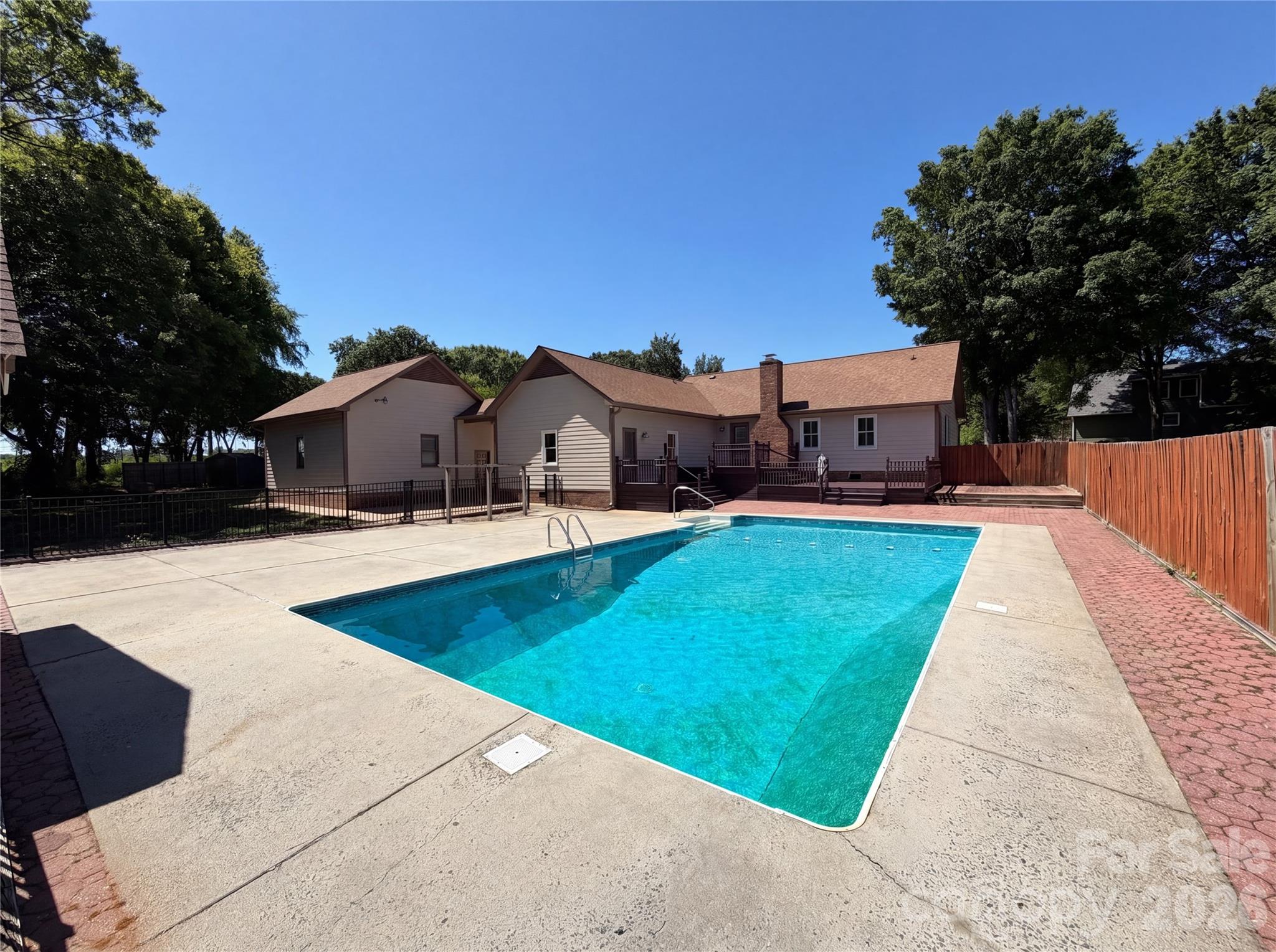 8400 Chestnut Oak Court