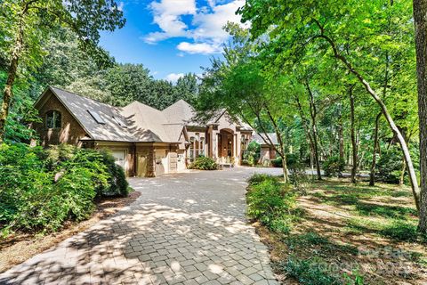 Photo of 1043 Rolling Green Drive, Newton, NC 28658 (MLS # 4284438)