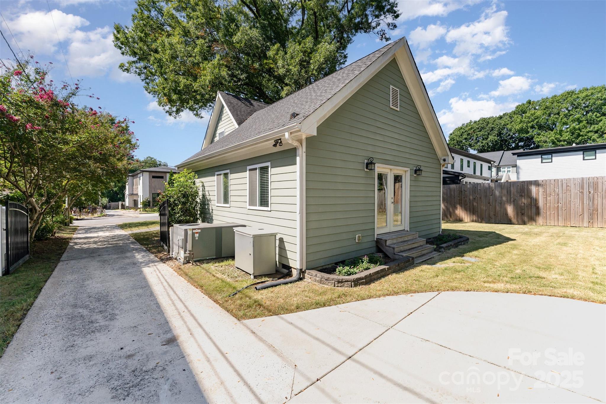 Charlotte, North Carolina 28209, United States, 3 Bedrooms Bedrooms, ,3 BathroomsBathrooms,Residential,Active,211509