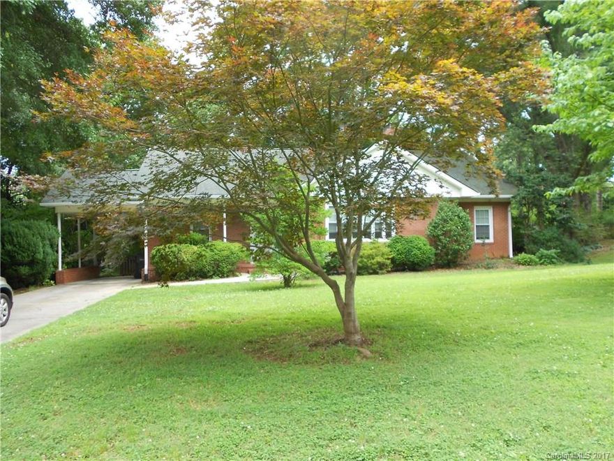 PRISTINE CONDITION !!! GREAT FLOOR PLAN, BEAUTIFUL WOOD FLOORS THRU ALL LIVING AREAS/ HUGE LIVING ROOM, DINING ROOM  EAT IN KITCHEN W/BREAKFAST BAR/ LOTS OF CLOSET SPACE/NOOKS & CRANNIES/ 1.5 BATHS / ONE WITH TUB & SHOWER/ NEUTRAL COLORS/CUSTOM BASEMOLDINGS/
ATTACHED CARPORT/ UNF BASEMENT FOR STORAGE/ LARGE LOT OVER 1/2 ACRE IN TOWN!!! LOCATION/LOCATION/LOCATION !!! NO PETS/NON SMOKER /TENANT CREDIT APPLICATION REQUIRED.