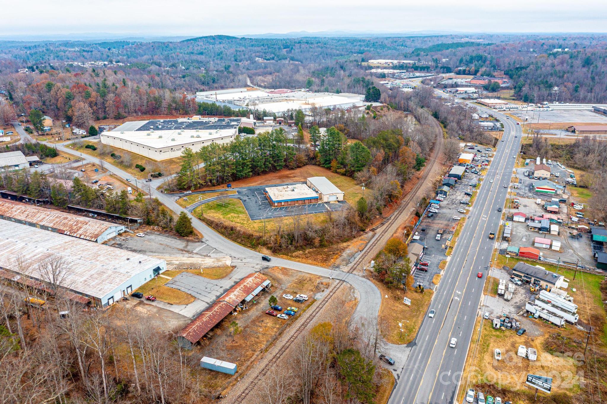 Main image without alt text